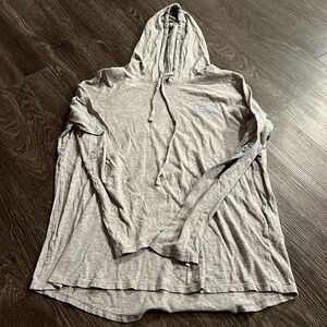 Lightweight Grey Vineyard Vines hooded shirt